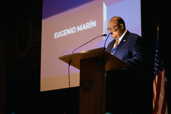 Hombre-corporativo-dando-una-conferencia