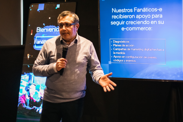 Hombre-corporativo-dando-una-conferencia-en-un-evento