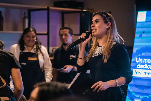 Mujer-corporativa-dando-una-conferencia