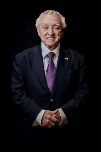 Hombre-corporativo-posando