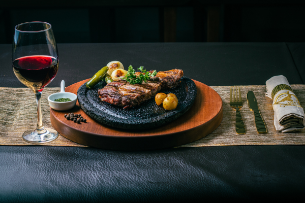Platillo-carne-asada-con-vino-rojo