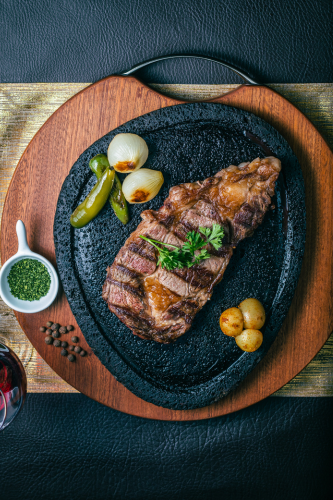 Platillo-carne-asada-con-especias-vista-arriba