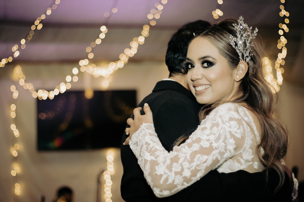 Pareja-de-bodas-bailando