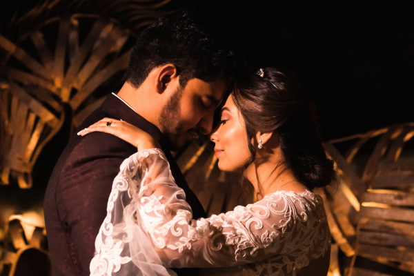 Pareja-de-bodas-bailando-en-la-noche