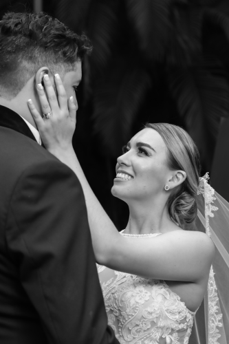 Boda-novio-y-novia-mirandose