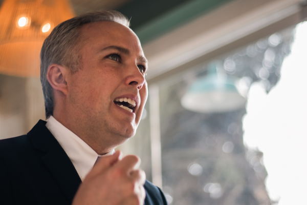 Empresa fotográfica cubriendo una entrevista