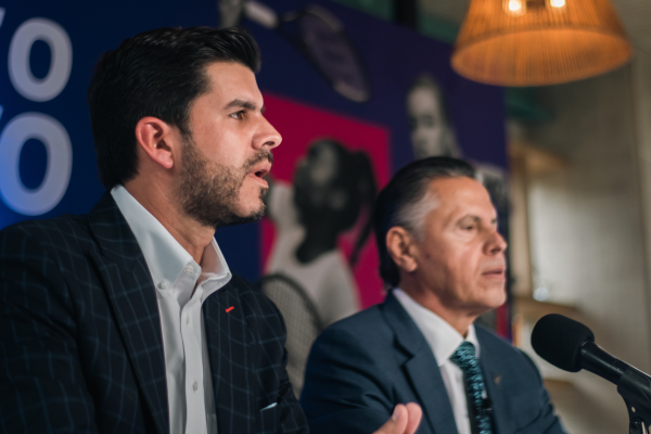 Empresa fotográfica cubriendo una entrevista