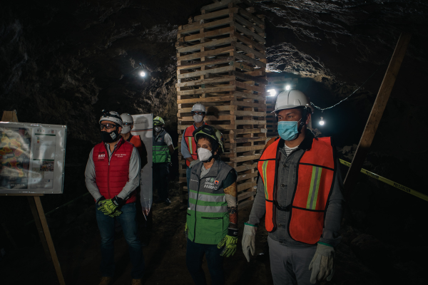 Funcionarios públicos en un evento