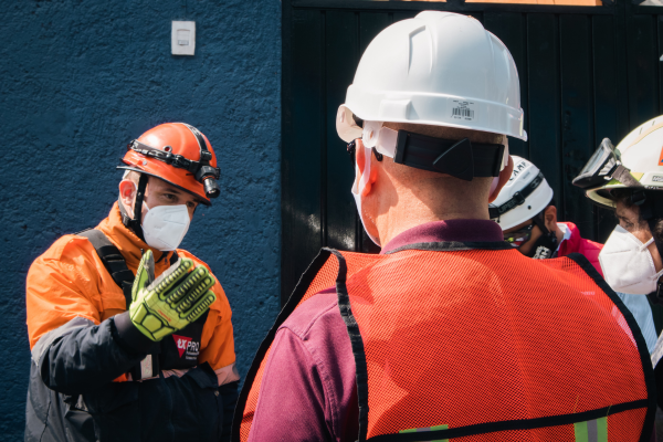 Funcionarios públicos en un evento