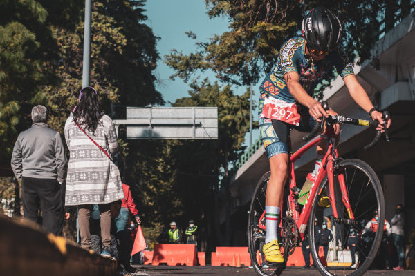 Ciclista en la meta de una carrera