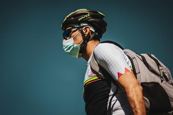 Ciclista descansando de un evento deportivo