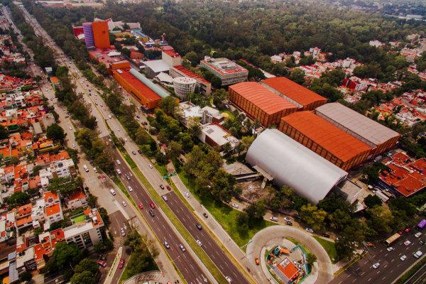 Vista de servicio, drone de ciudad y carretera